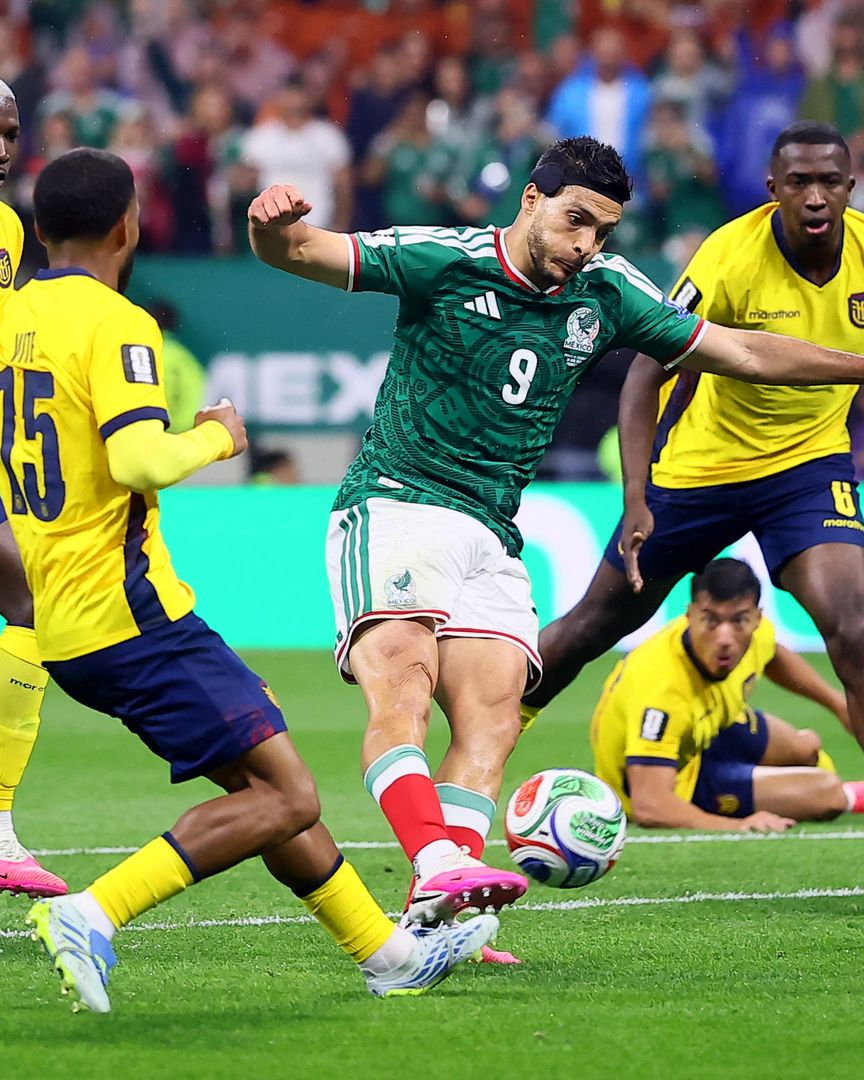 Raúl Jiménez, de México, anota el segundo gol. Foto: Reuters